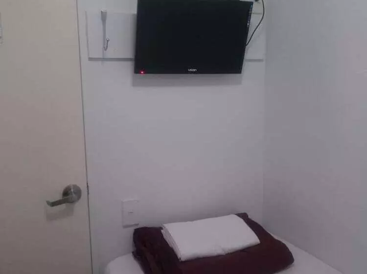اتاق استاندارد یک تخته با سرویس بهداشتی مشترک, Microtel Lodge Hamilton Hostel