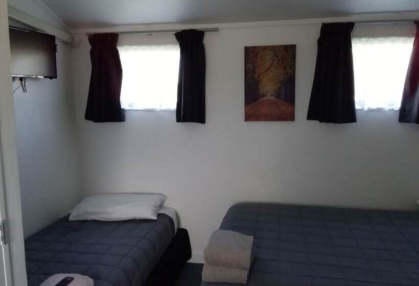 Номер Стандарт Трехместный, Microtel Lodge Hamilton Hostel