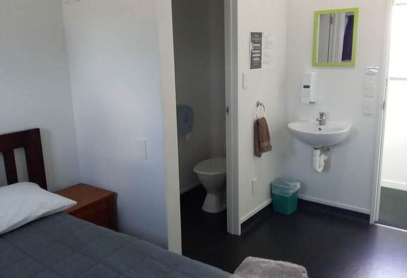 Номер Стандарт Трехместный, Microtel Lodge Hamilton Hostel