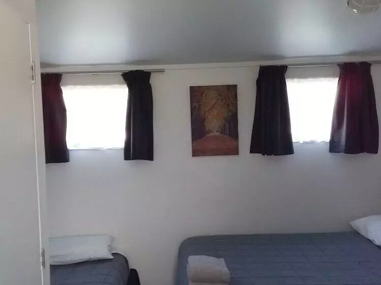 اتاق استاندارد سه نفره, Microtel Lodge Hamilton Hostel