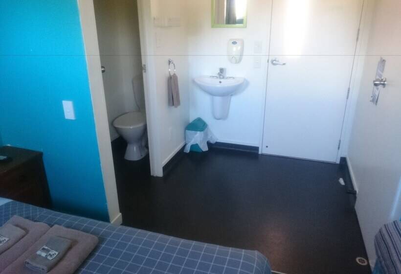 Номер Стандарт Трехместный, Microtel Lodge Hamilton Hostel