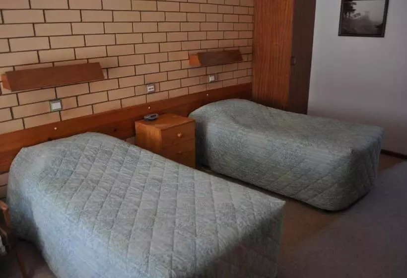 Perhehuone, Keith Motor Inn
