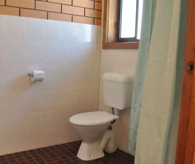 Perhehuone, Keith Motor Inn