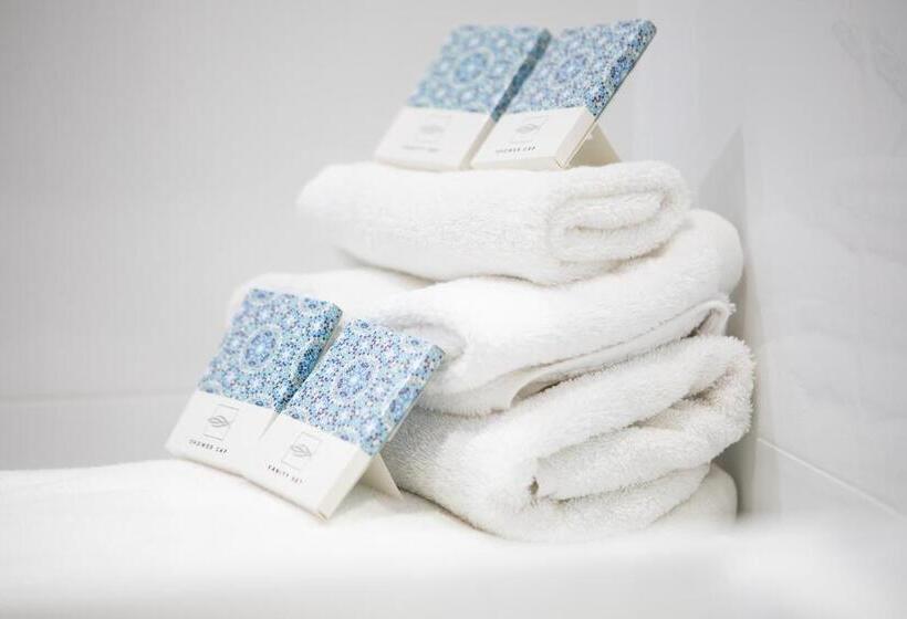 غرفة عائلية, New England Motor Lodge