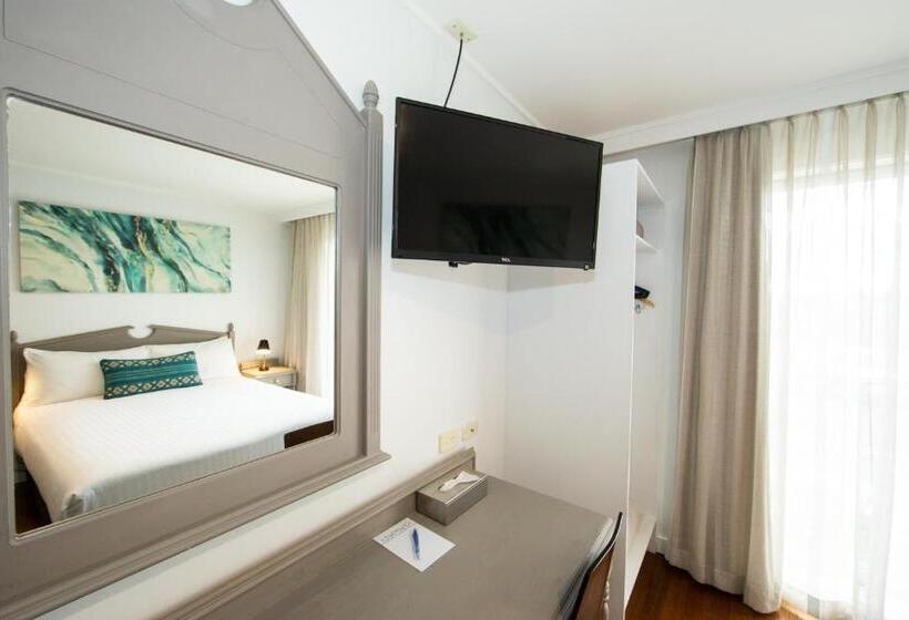 Семейный Номер, New England Motor Lodge