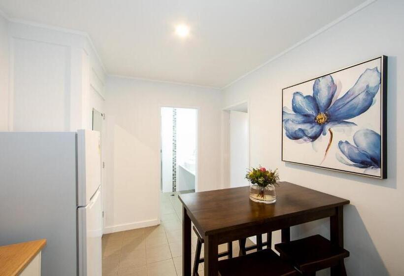 غرفة عائلية, New England Motor Lodge