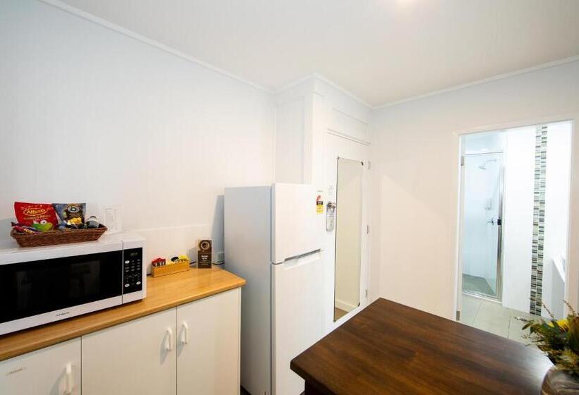 غرفة عائلية, New England Motor Lodge