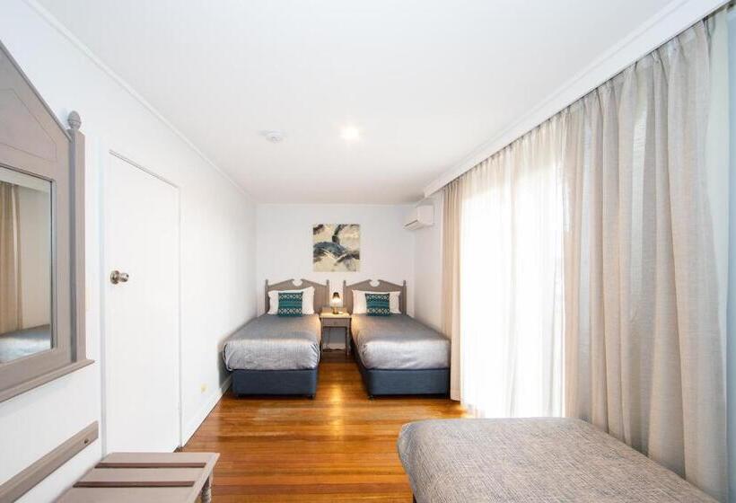 غرفة عائلية, New England Motor Lodge