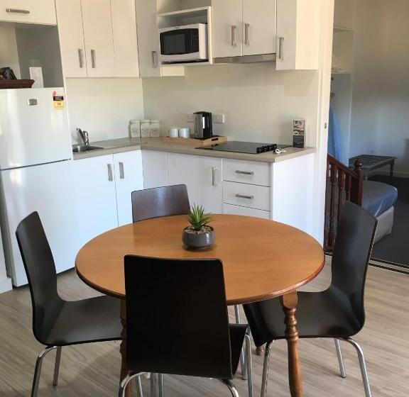 Апартаменты 1 Спальня, New England Motor Lodge