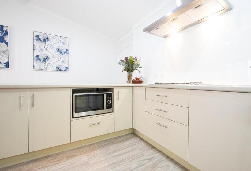 جناح عائلي, New England Motor Lodge