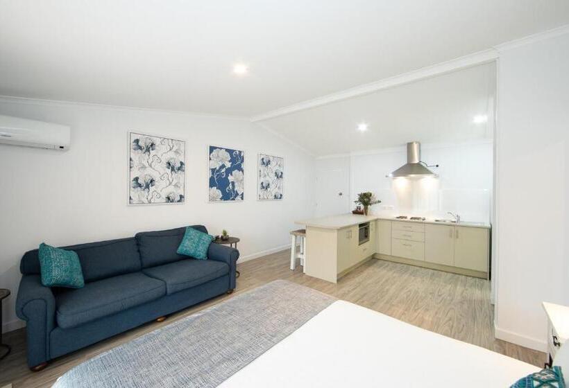 جناح عائلي, New England Motor Lodge