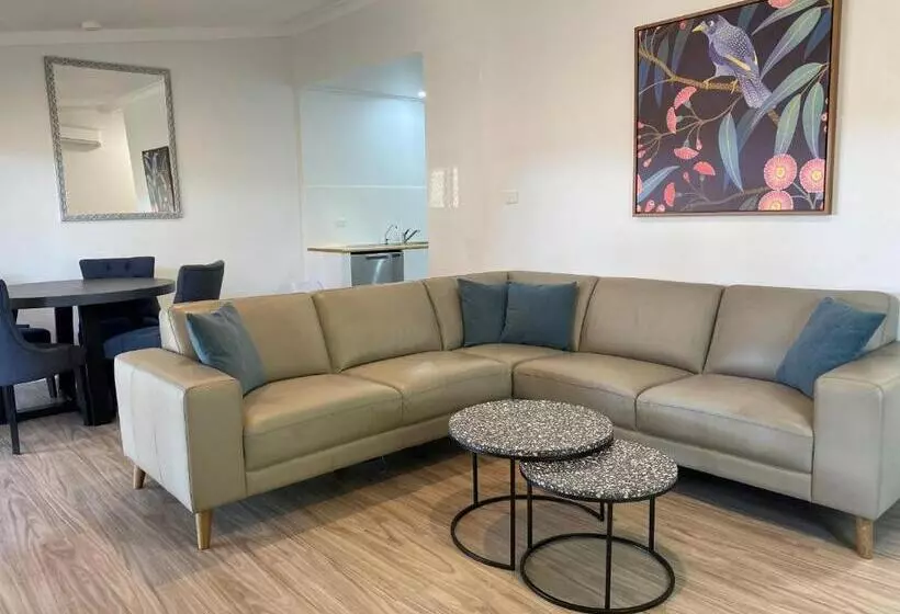 ３ベッドルームアパートメント, New England Motor Lodge