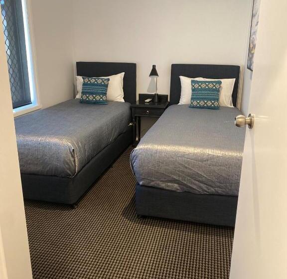 Апартаменты 3 Спальни, New England Motor Lodge