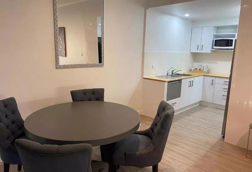 ３ベッドルームアパートメント, New England Motor Lodge