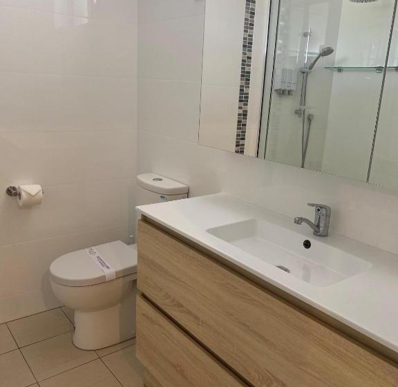 شقة 3 غرف, New England Motor Lodge