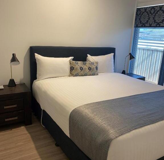 شقة 3 غرف, New England Motor Lodge