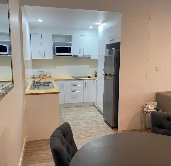 شقة 3 غرف, New England Motor Lodge