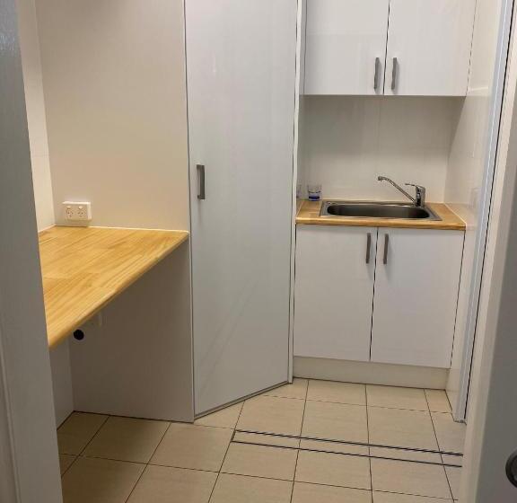 شقة 3 غرف, New England Motor Lodge