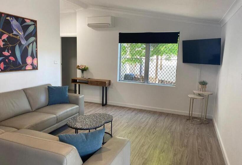 شقة 3 غرف, New England Motor Lodge