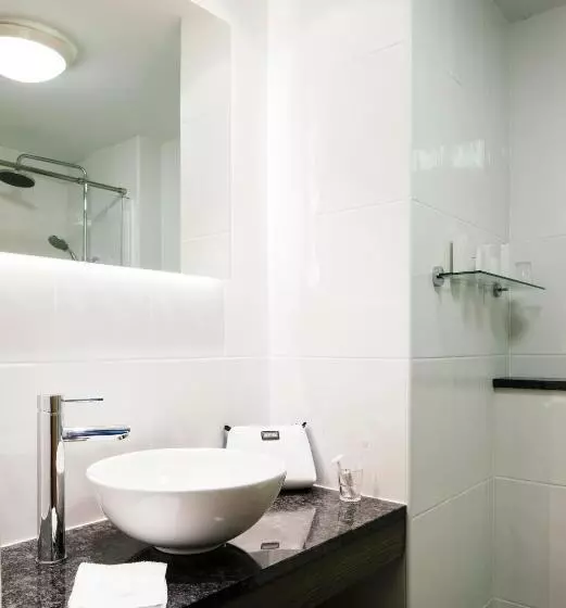 اتاق اکونومی, Brandon House