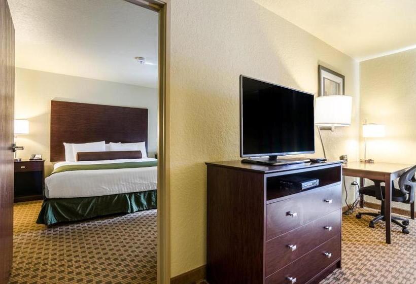 Четырехместный Номер Стандарт, Cobblestone Inn & Suites  Cambridge