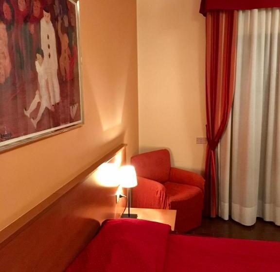 标准三人间, Forum