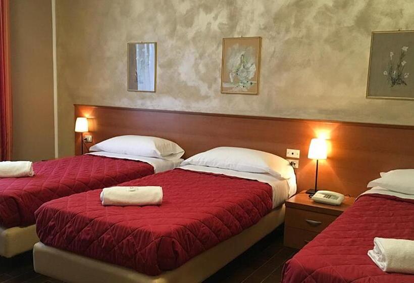 标准三人间, Forum