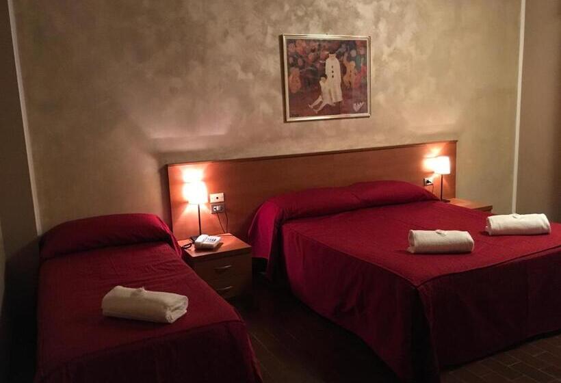 标准三人间, Forum