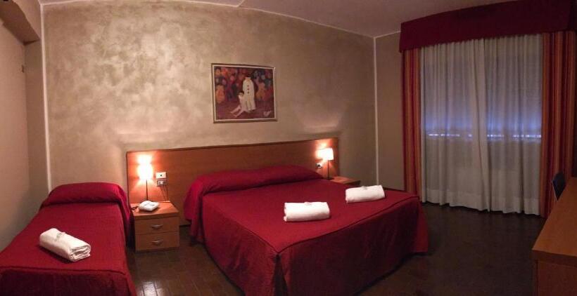 标准三人间, Forum