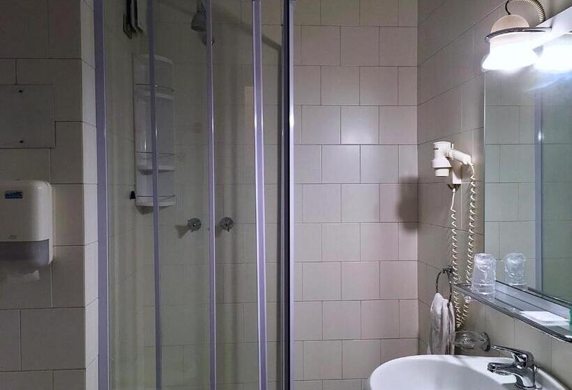 标准三人间, Forum