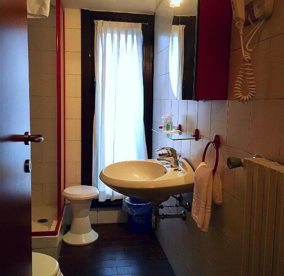 标准单人间, Forum