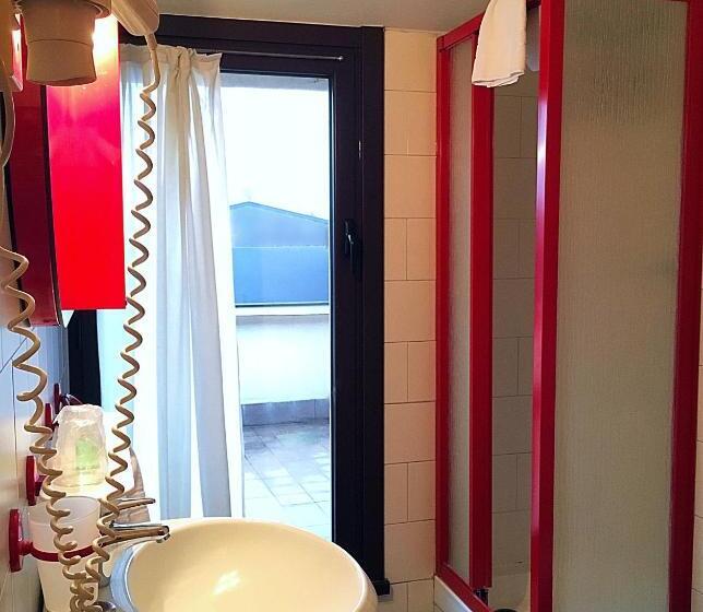 标准单人间, Forum