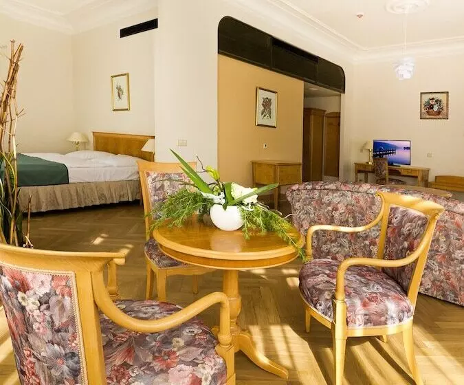 سوییت جونیور, Grandhotel Ambassador Národní Dům