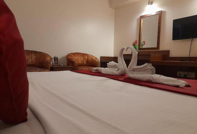 غرفة ديلوكس, Maiden Residency