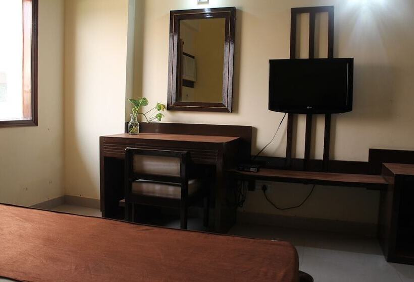 デラックスルーム, Maiden Residency