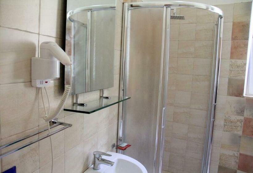 带海景的复工套房, Nimfa