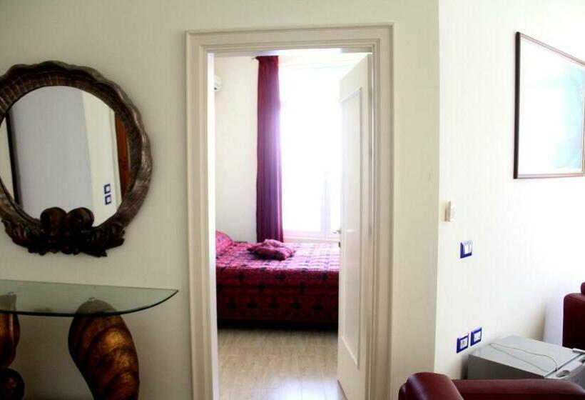 带海景的复工套房, Nimfa