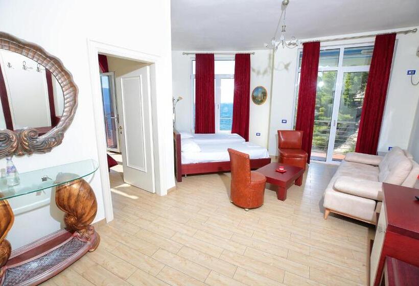 带海景的复工套房, Nimfa