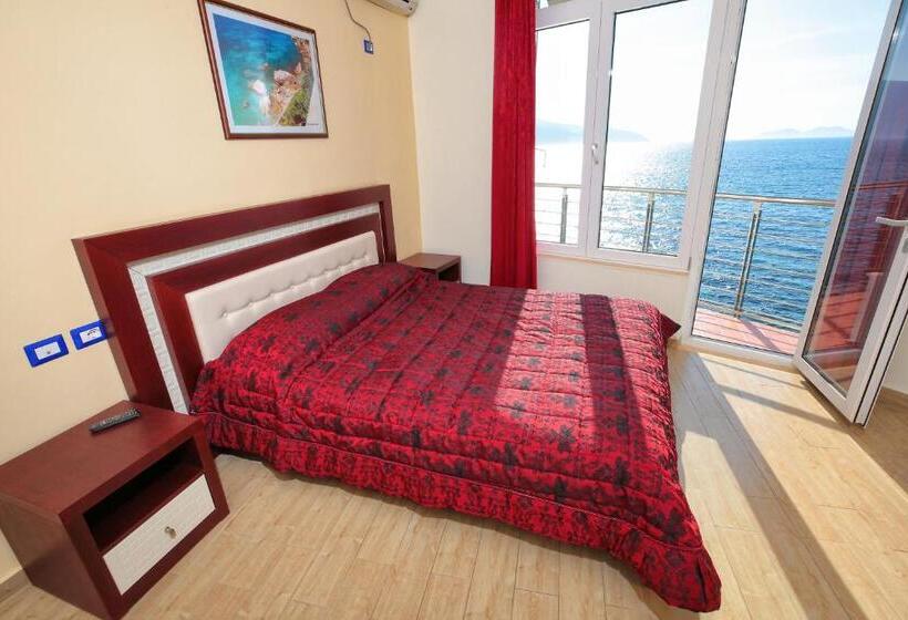 带海景的复工套房, Nimfa