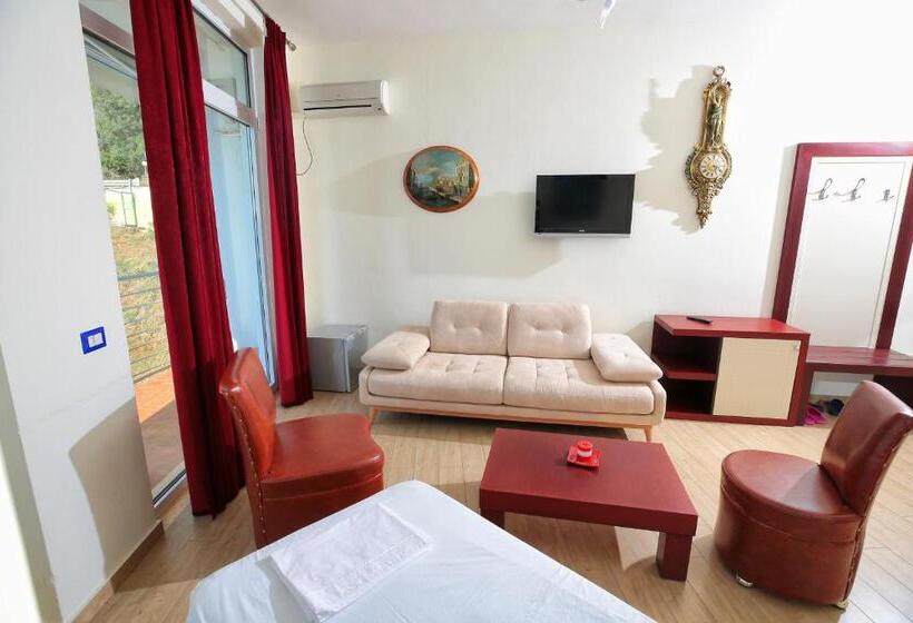 带海景的复工套房, Nimfa