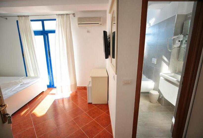 带海景标准四人间, Nimfa