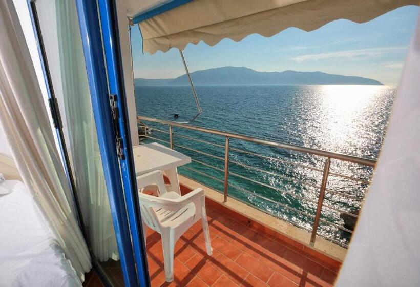 带海景标准四人间, Nimfa