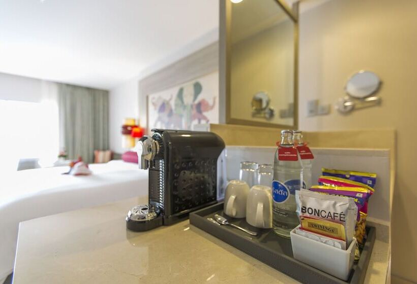 带泳池景观的优质房间, Ramada By Wyndham Phuket Deevana