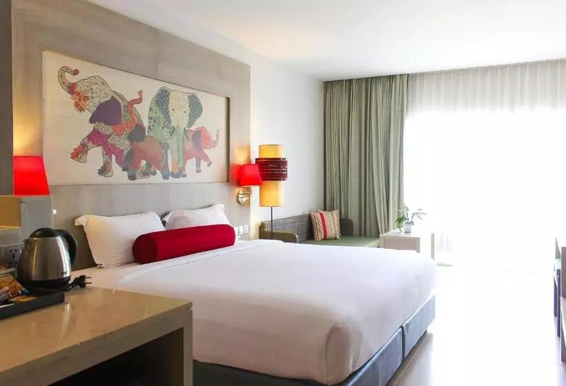 プールビューのプレミアムルーム, Ramada By Wyndham Phuket Deevana