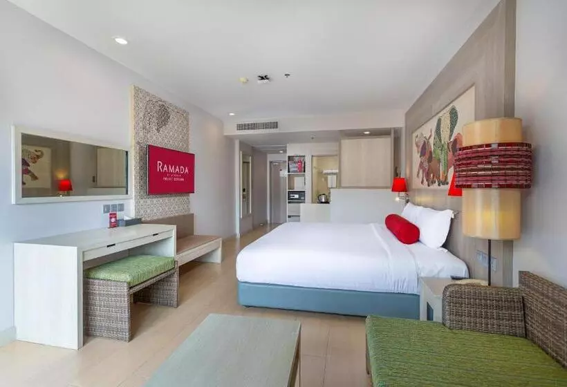 プールビューのプレミアムルーム, Ramada By Wyndham Phuket Deevana