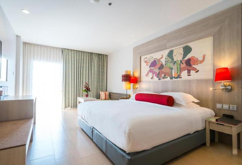 带泳池景观的优质房间, Ramada By Wyndham Phuket Deevana