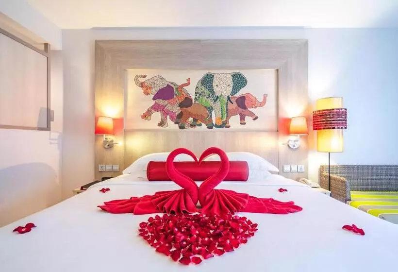 プールビューのプレミアムルーム, Ramada By Wyndham Phuket Deevana