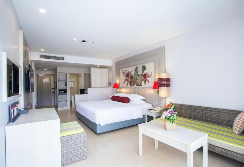带泳池景观的优质房间, Ramada By Wyndham Phuket Deevana
