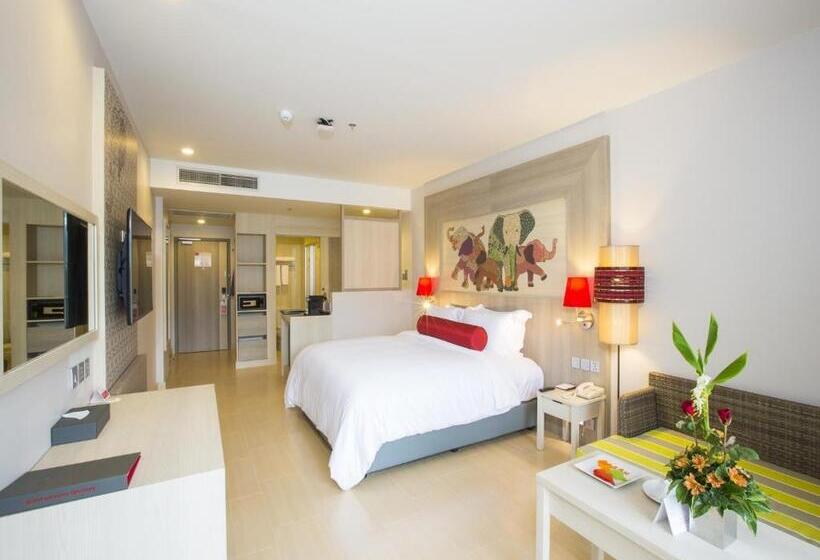 带泳池景观的优质房间, Ramada By Wyndham Phuket Deevana