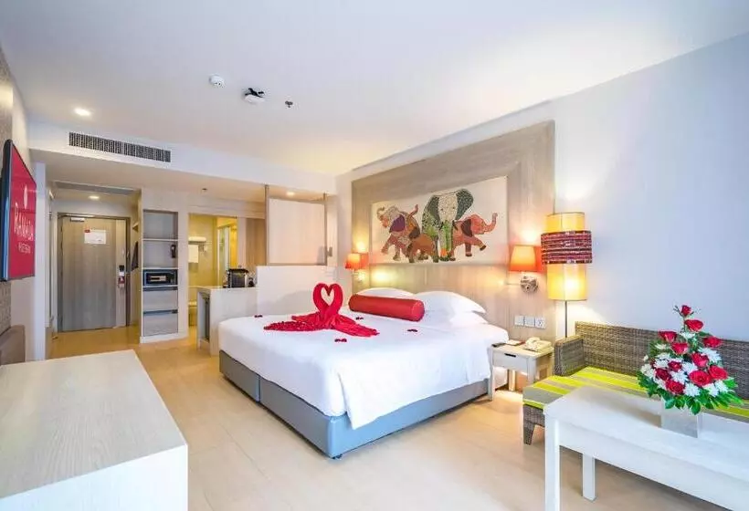プールビューのプレミアムルーム, Ramada By Wyndham Phuket Deevana